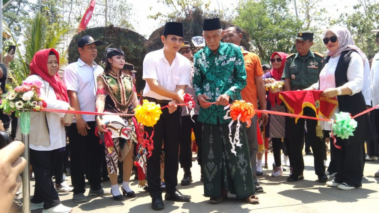 Bupati Trenggalek, Mochamad Nur Arifin meresmikan  jembatan dan TPS-3R.