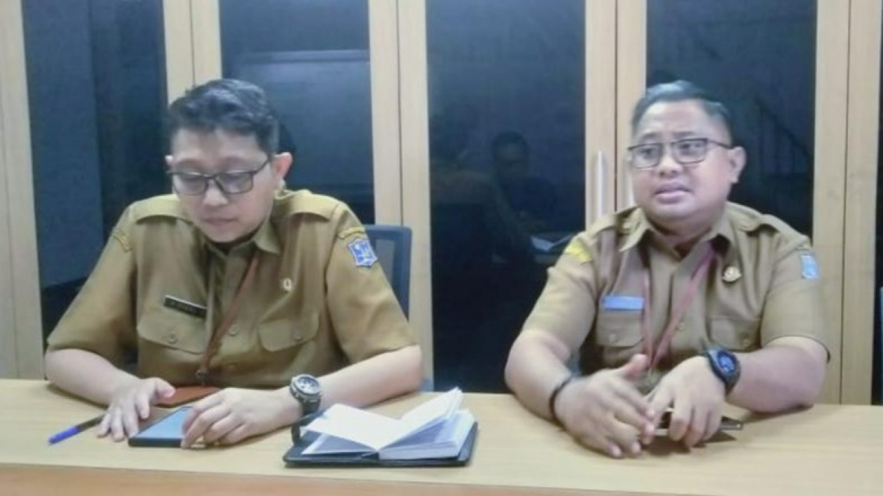 Kepala Bagian Hukum Pemkot Surabaya, Sidharta (kanan).
