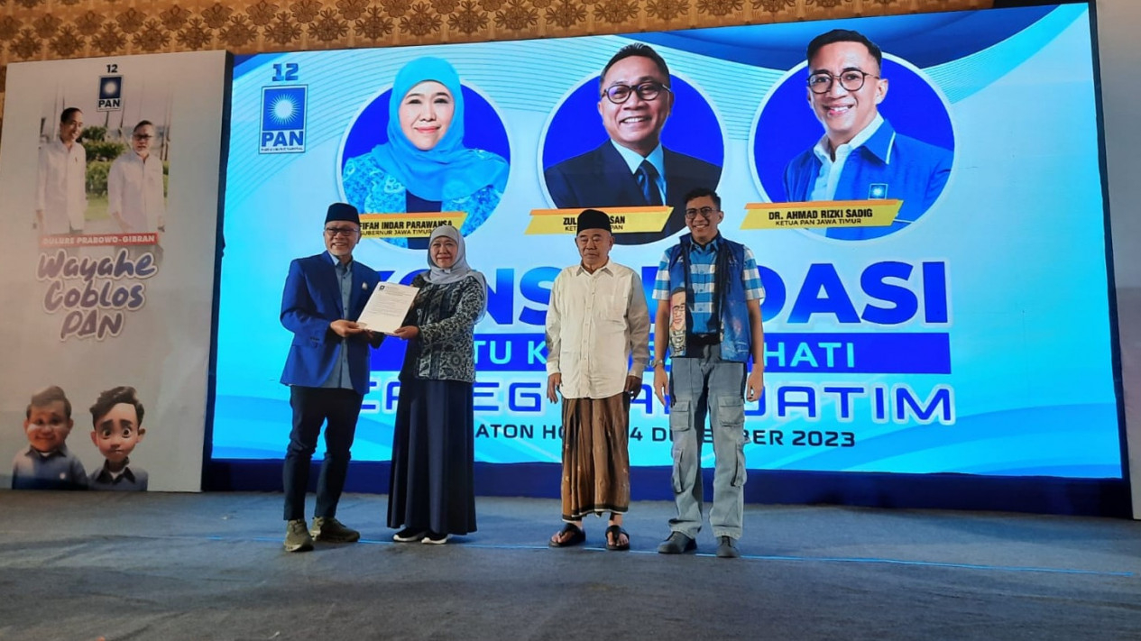 Ketua Umum PAN Zulkifli Hasan menyerahkan rekom ke Khofifah.