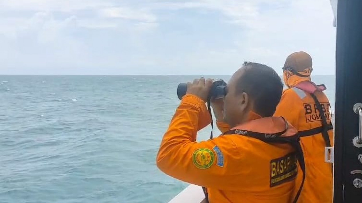 Tim Basarnas Cari 15 ABK Kapal Putra Sumber Mas.