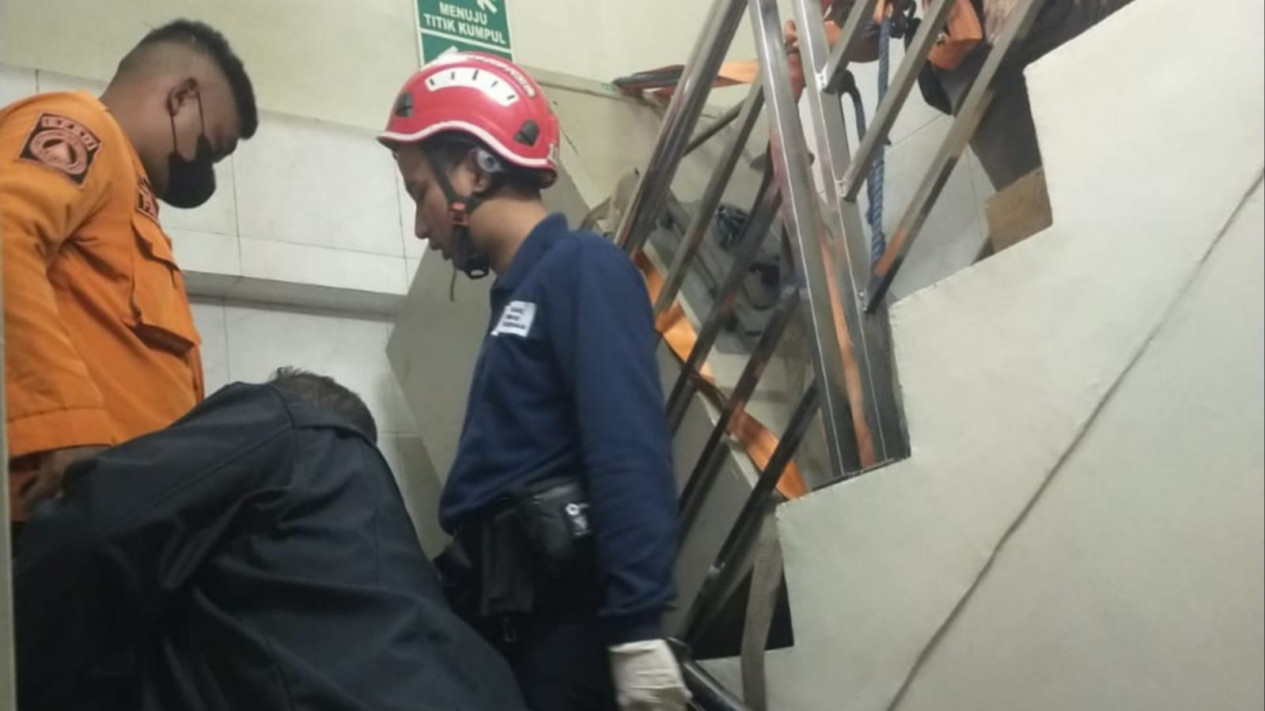 Petugas tengah mengevakuasi jasad korban