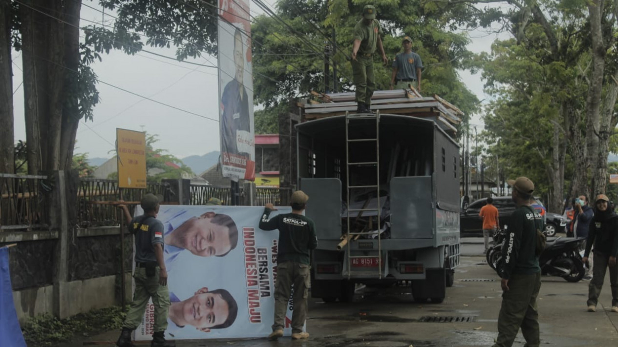 Penertiban APK di depan Gor Lembu Peteng Tulungagung.