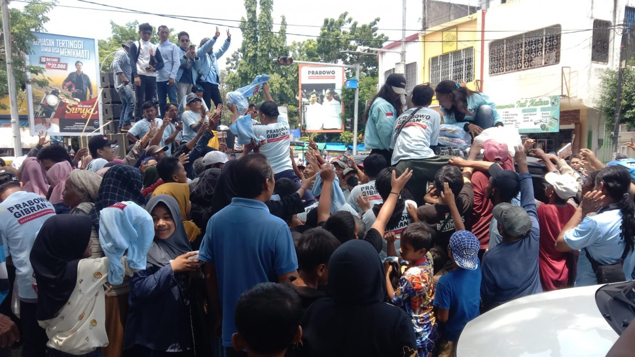Relawan Prabowo-Gibran saat menggelar kegiatan di Lamongan,