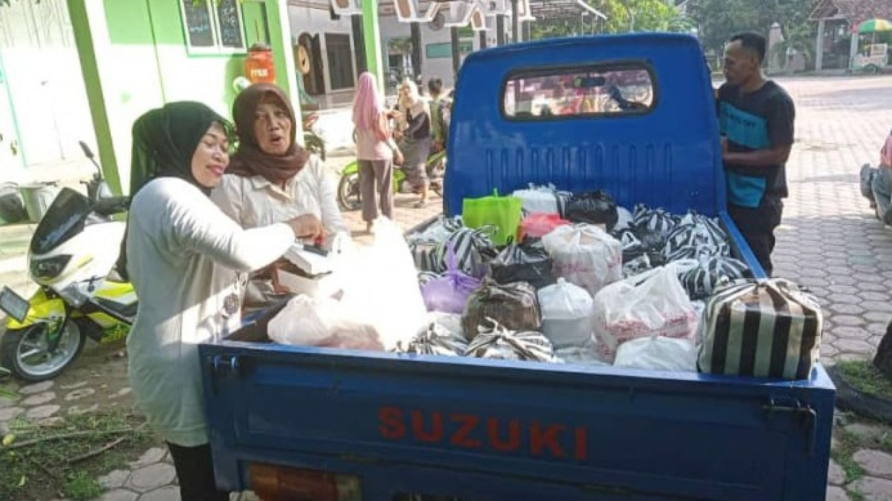 MI Miftahul Huda Pakis Trenggalek bagikan ratusan nasi bungkus.
