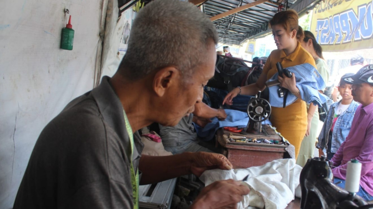 Suasana permak baju menjelang lebaran ramai diburu warga.