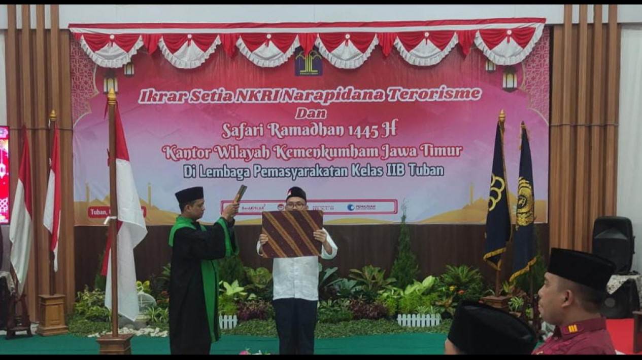 Napiter saat membacakan ikrar kembali ke NKRI