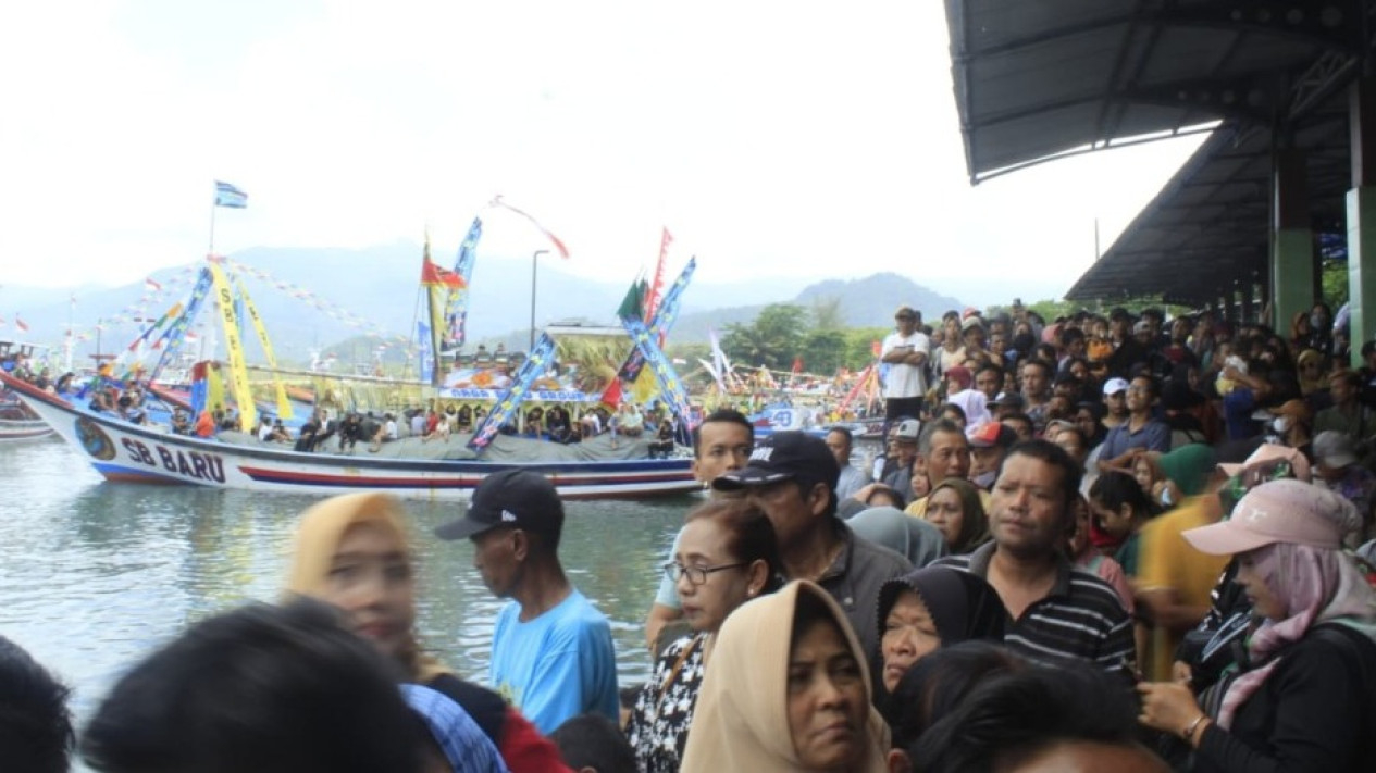 Ribuan warga padati Larung Semboyo di Pantai Prigi Trenggalek