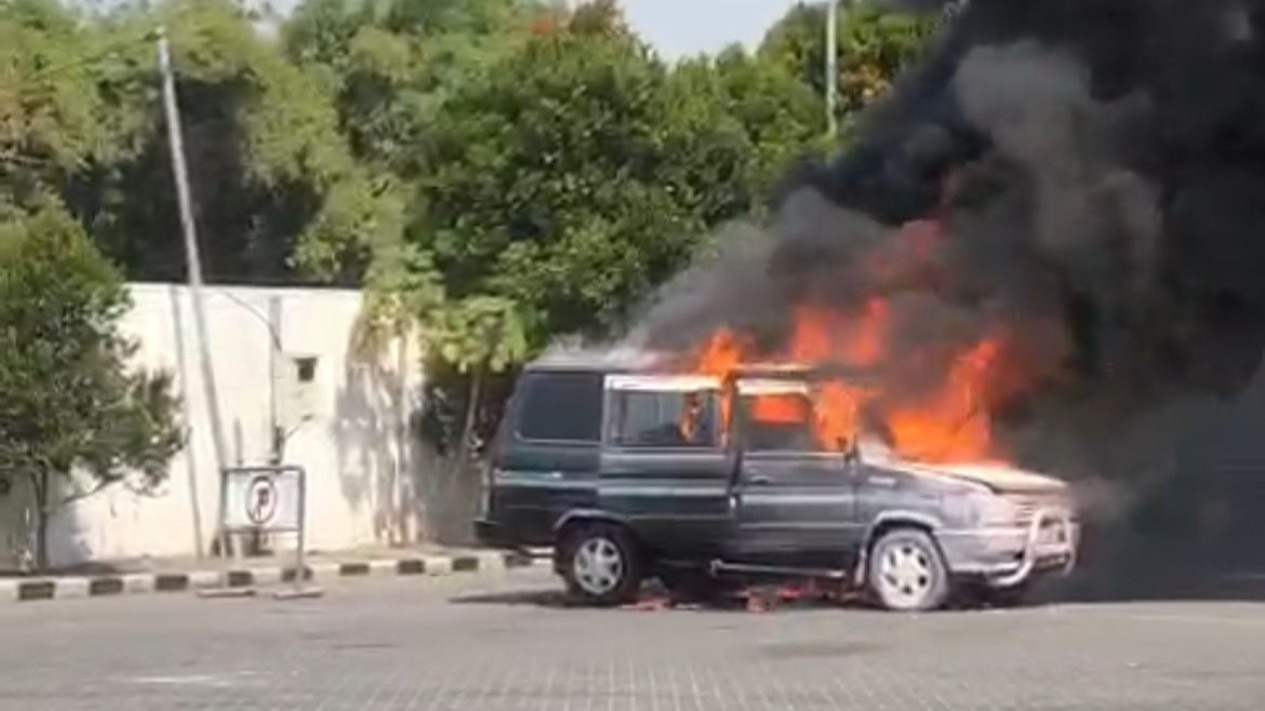 Kijang kotak terbakar saat isi bahan bakar di Mojokerto.