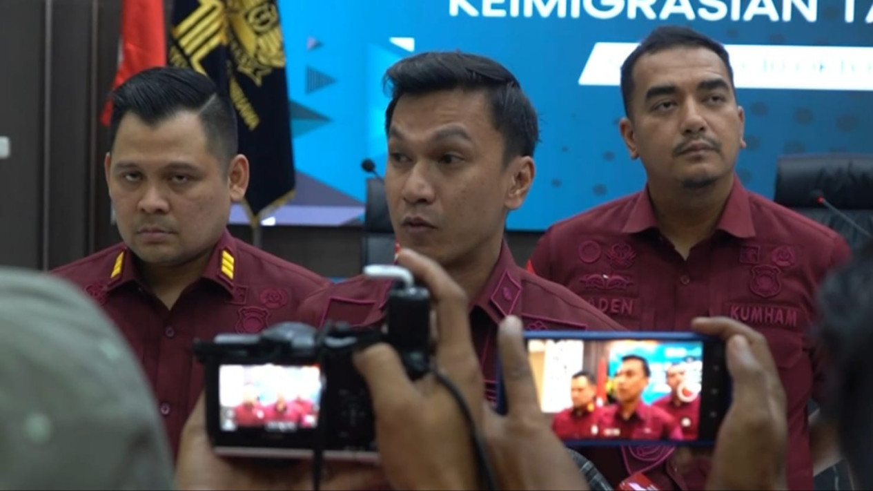 Muhammad Novrian Jaya (tengah).