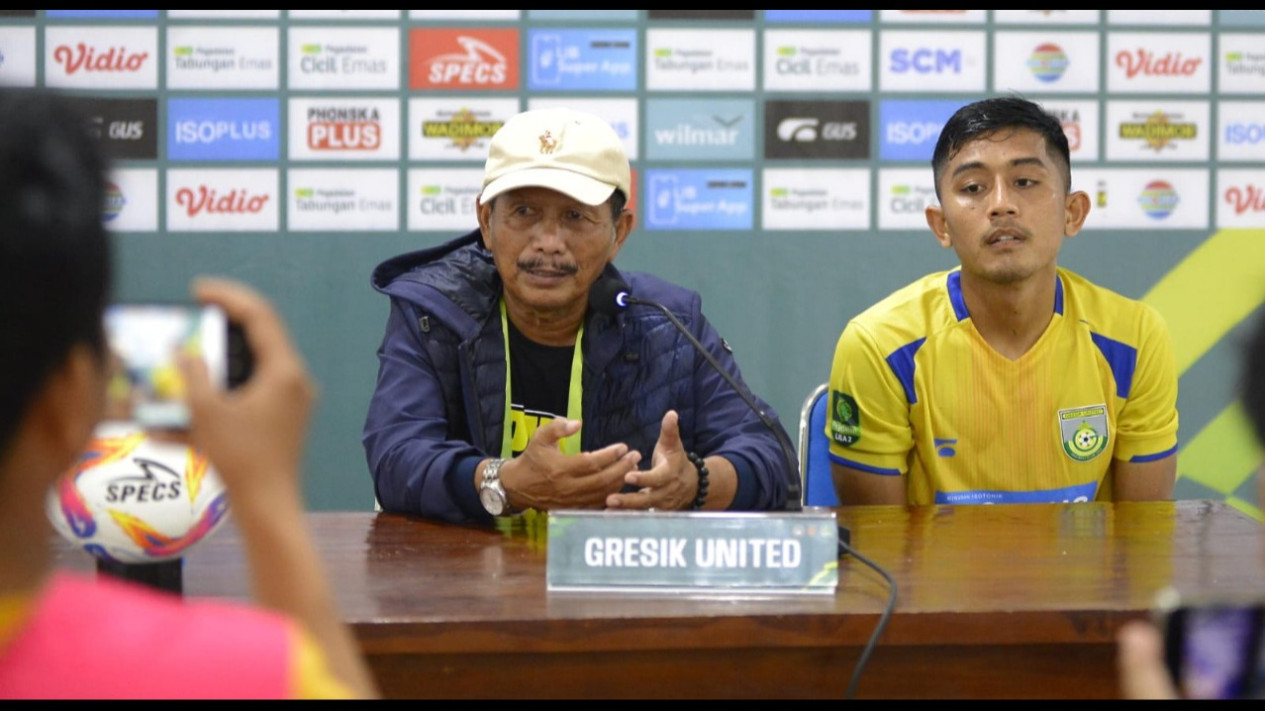 Pelatih Gresik United Djajang Nurdjama