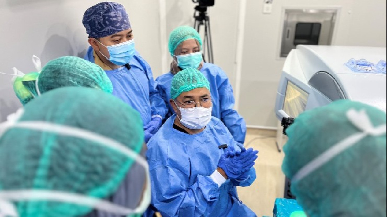 Peserta dokter mata didampingi instruktur Prof. Dato’ Dr. Khairidzan