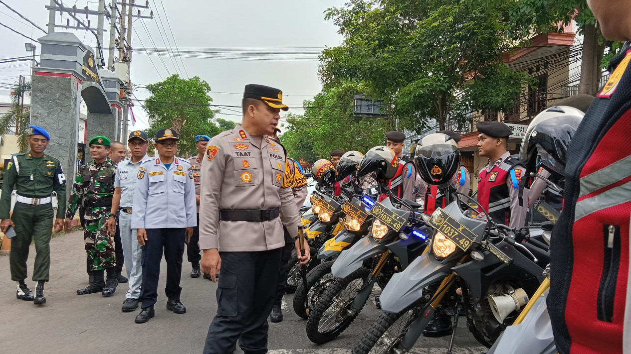 Pengecekan peralatan Operasi Keselamatan Semeru 2025.