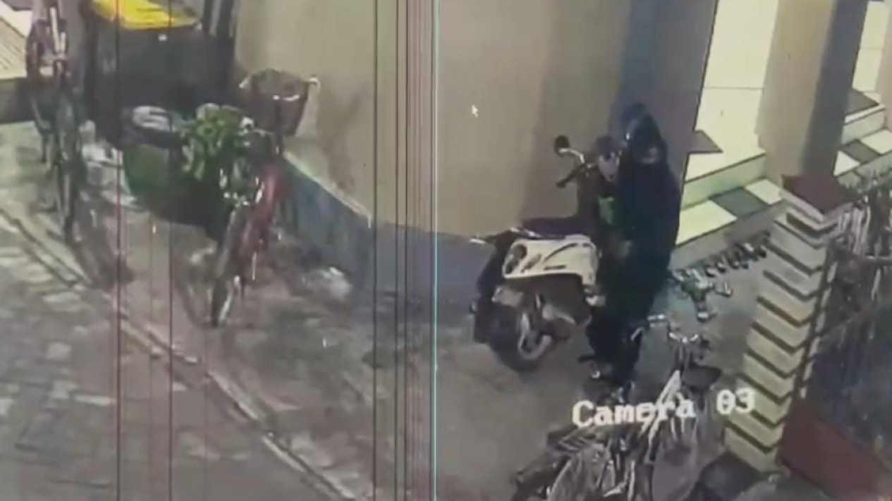 Aksi pelaku pencirian motor terekam CCTV.