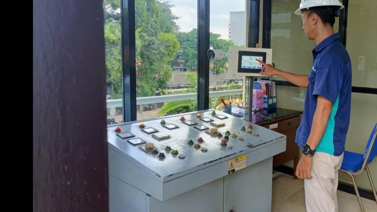 Seorang operator menunjukkan sistem IoT Canggih