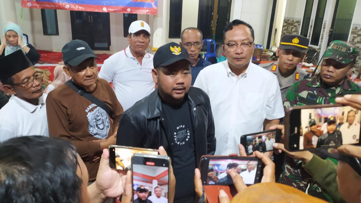 Bupati dan Wabup Gresik usai tinjau banjir dan dapur umum
