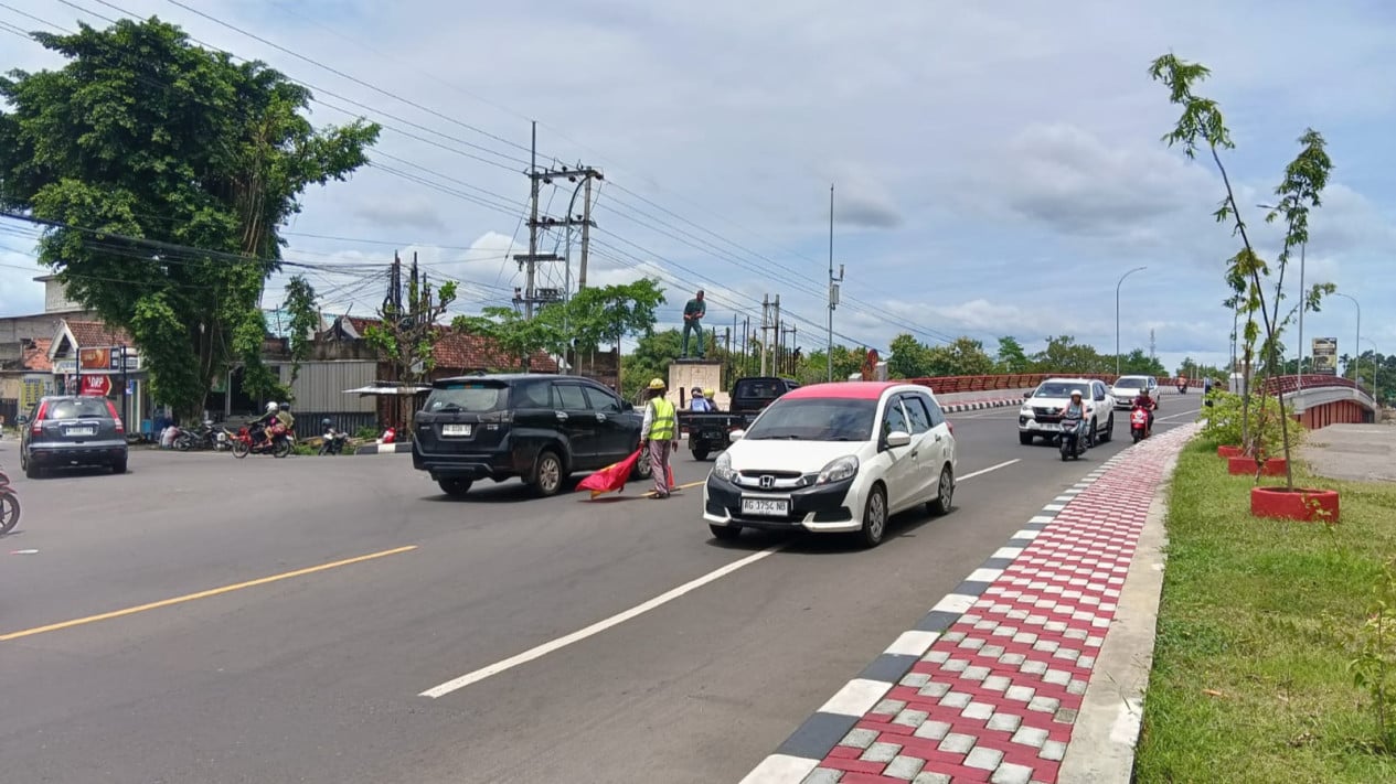 Suasana jalan di Jalan Raya Tulungagung-Kediri.