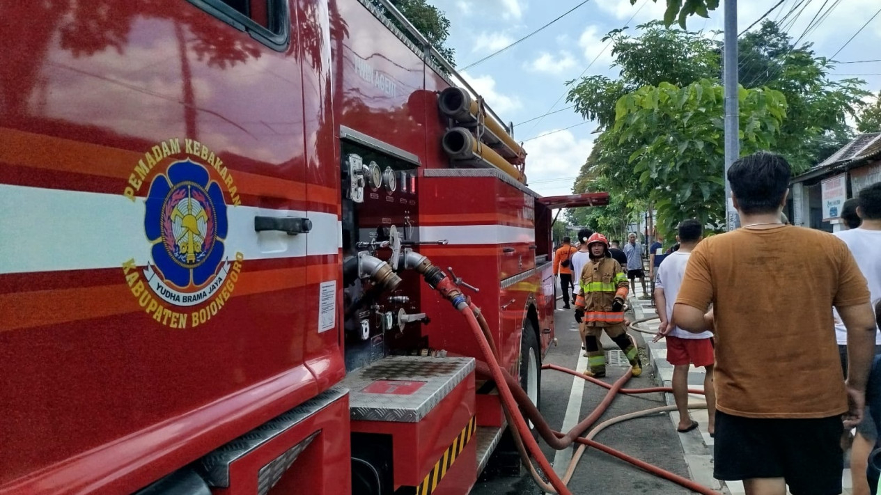 Petugas Pemadam kebakaran saat memadamkan api