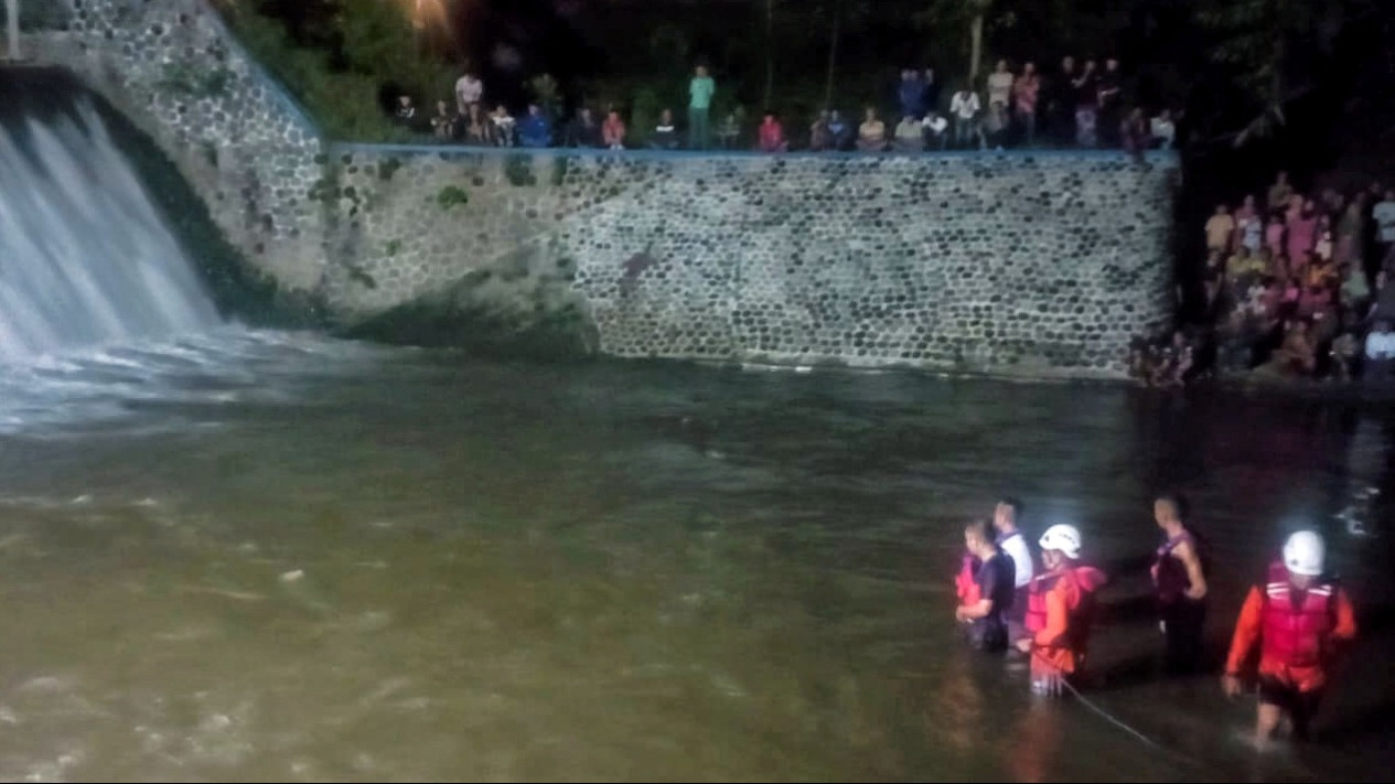 Evakuasi korban tenggelam di Sungai