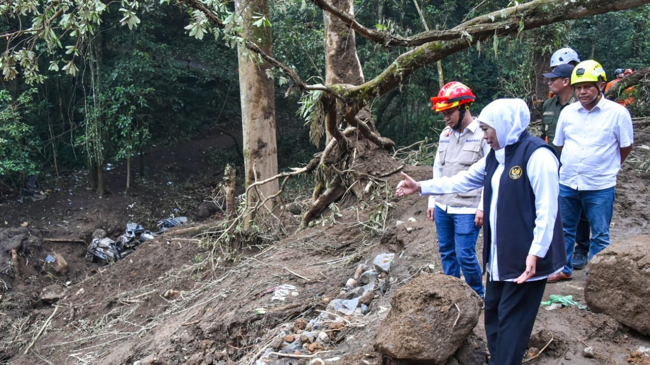 Khofifah Tinjau Titik Longsor Pacet