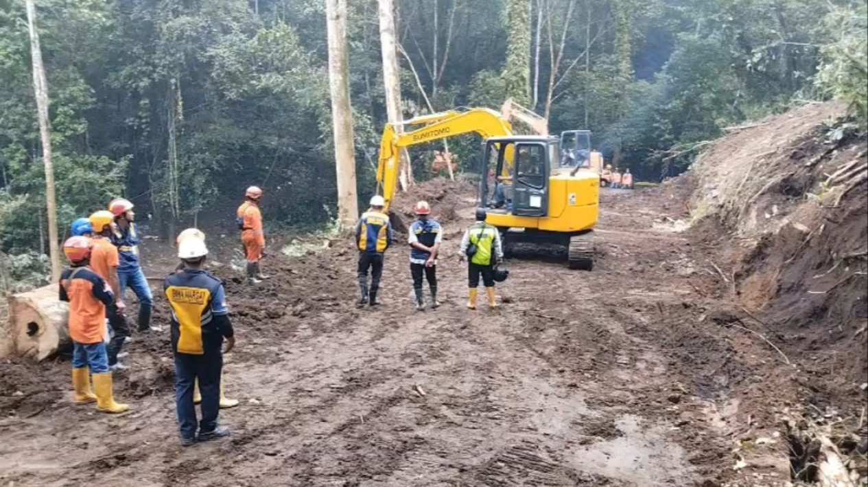 Proses pembersihan material longsor