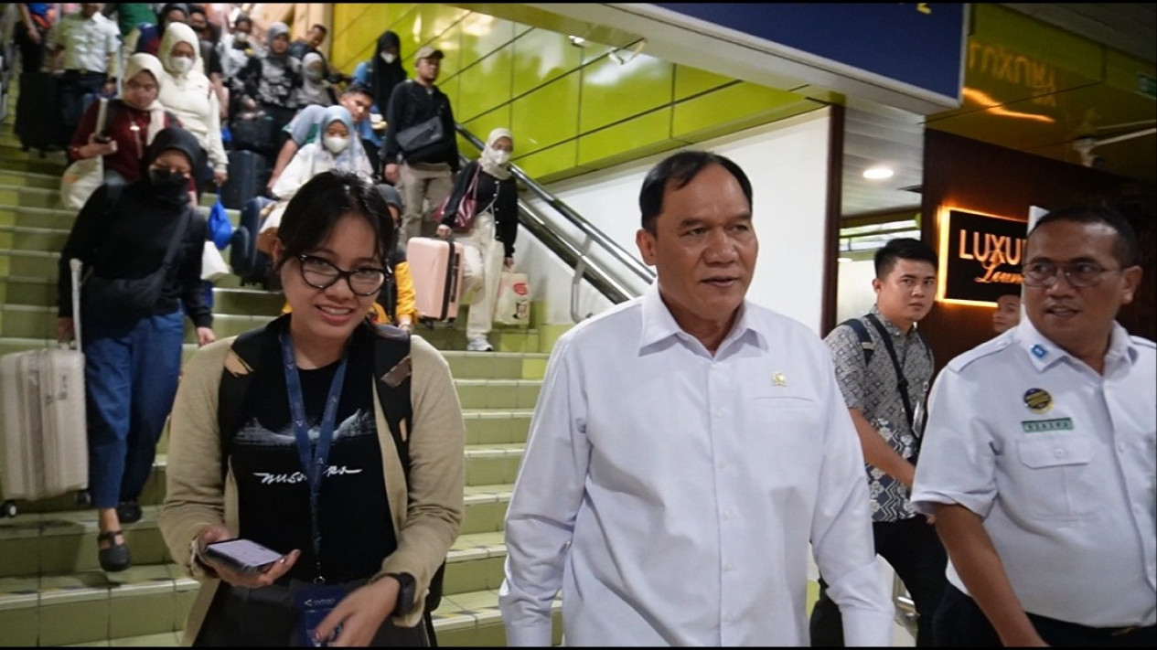 BHS saat meninjau arus balik di Stasiun Gambir Jakarta