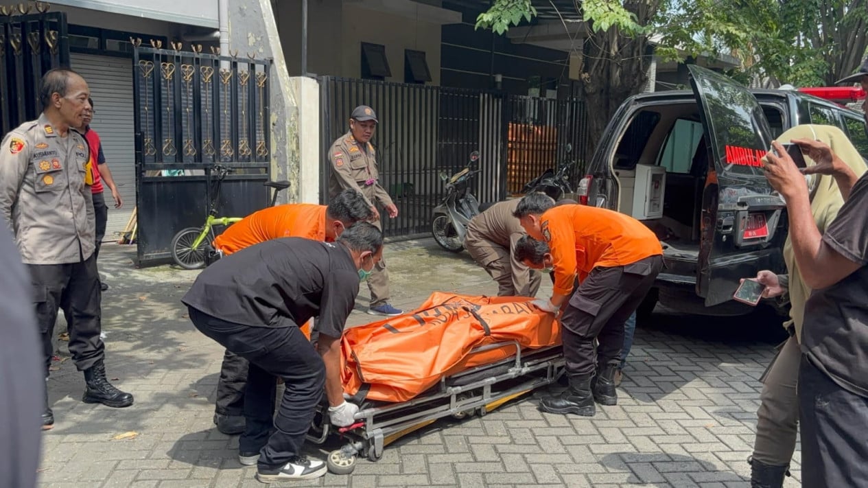 Petugas evakuasi jasad sejoli di Surabaya.