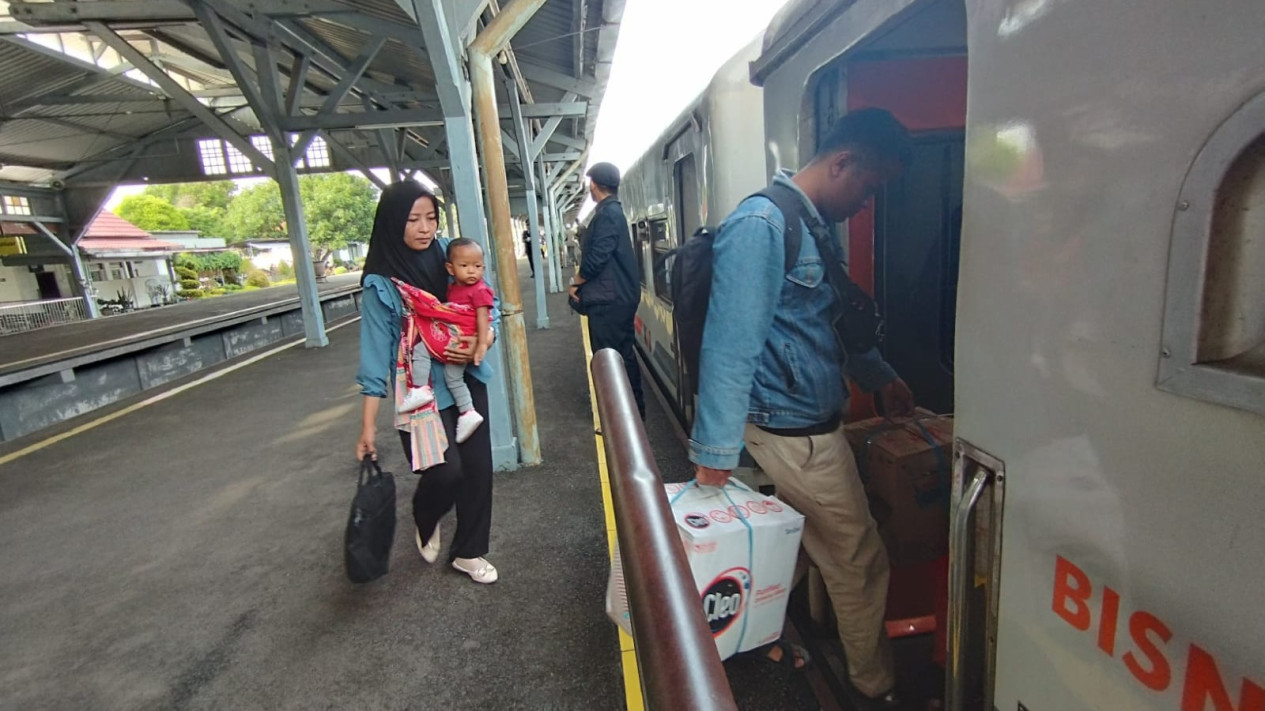 Para penumpang saat memasuki kereta api