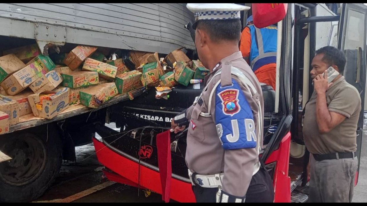 Kecelakaan Bus AKAS NR dan truk di Tol Pasuruan.