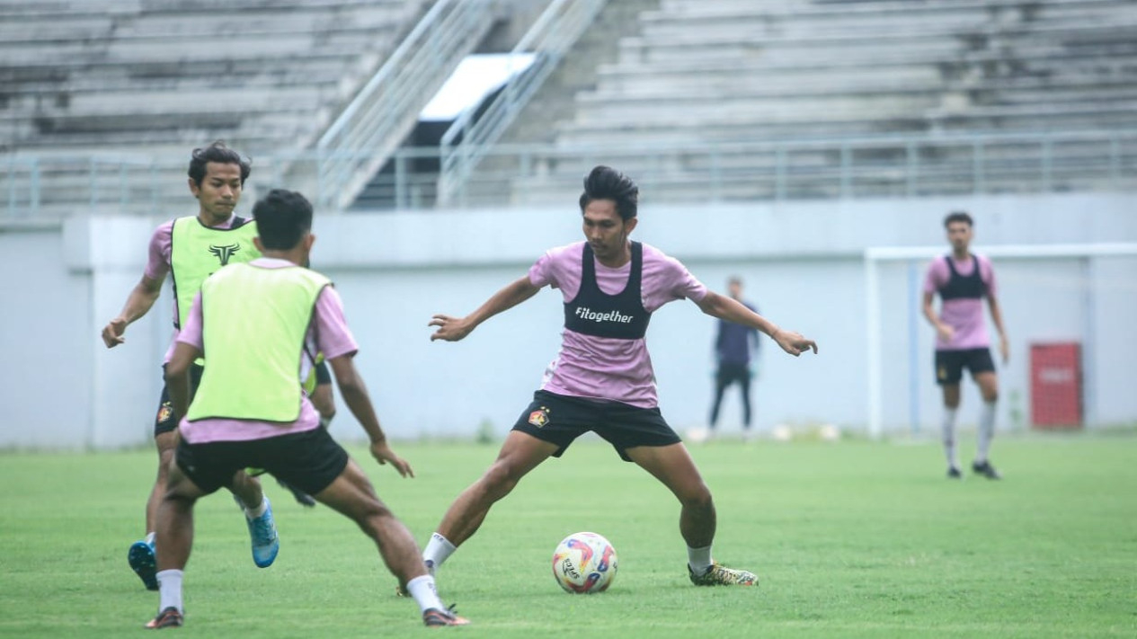 Pemain Persik Kediri bersiap menghadap