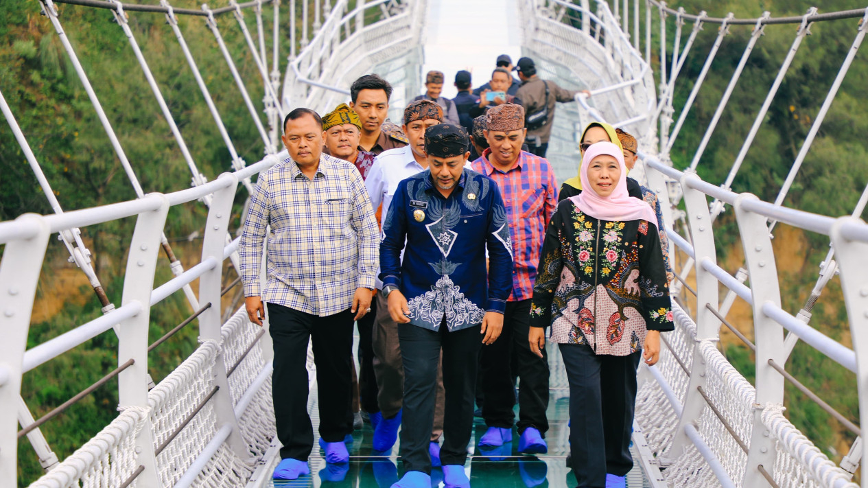 Gubernur Jawa Timur, Khofifah Indar Parawansa saat di Jembatan Kaca Seruni Point.