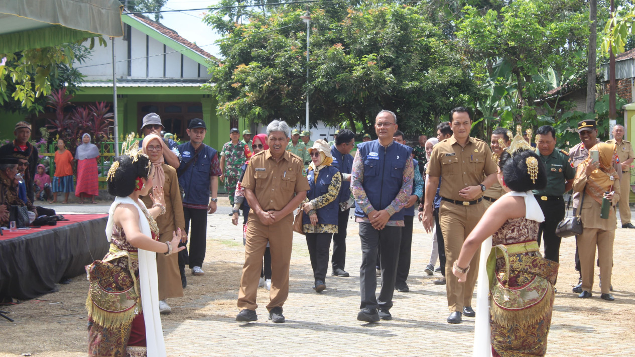 Ketua Tim Penilai DPMD (rompi) didampingi Sekda, Kadis, Kades.