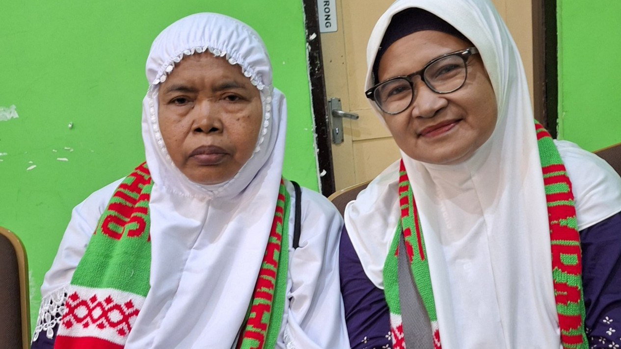Na nik Hariyati (kiri), menjual cireng naik haji.