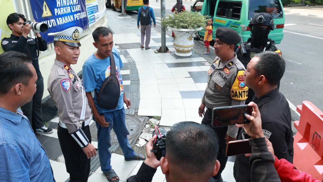 Patroli Skala Besar di Operasi Pekat II Semeru 2025 Polda Jatim.
