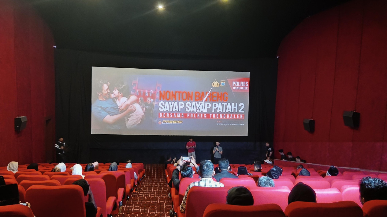 Suasana Nobar Film Sayap-sayap Patah 2 di Trenggalek.
