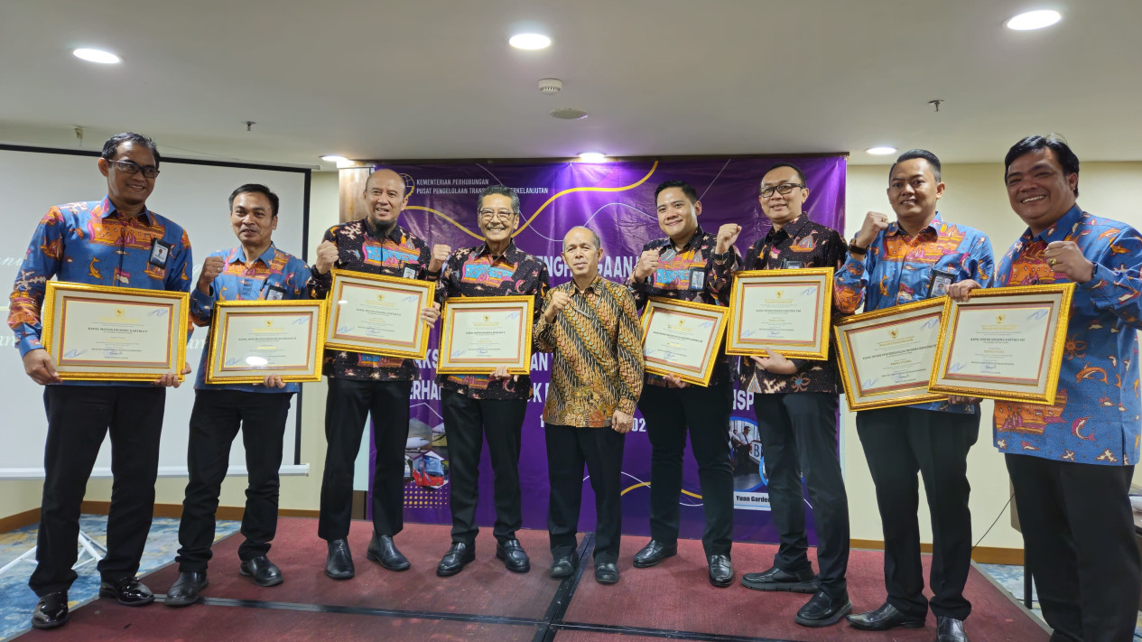 Dirut PT DLU bersama jajaran saat menerima penghargaan dari Kemenhub
