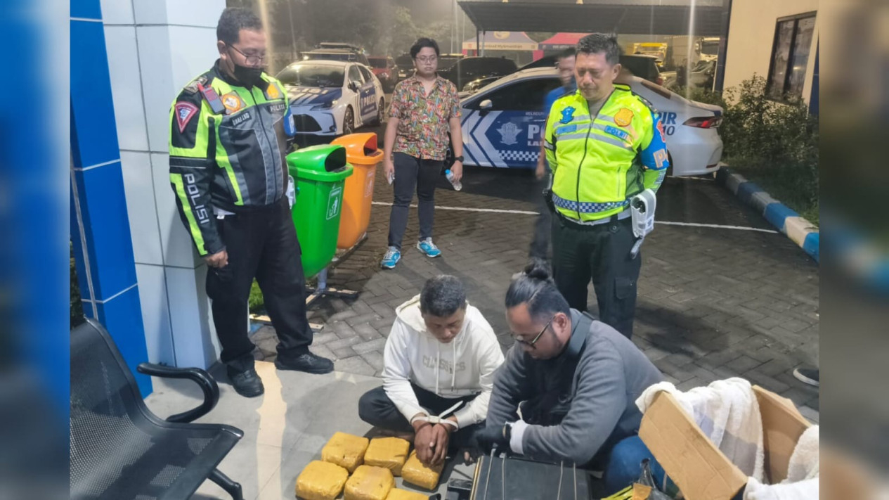 Petugas PJR Polda Jatim usai menemukan 7 kilo sabu