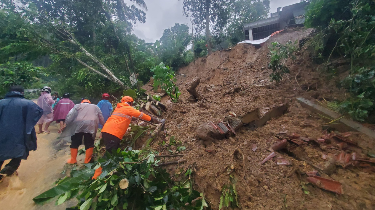 Bencana tanah longsor di Depok Trenggalek.