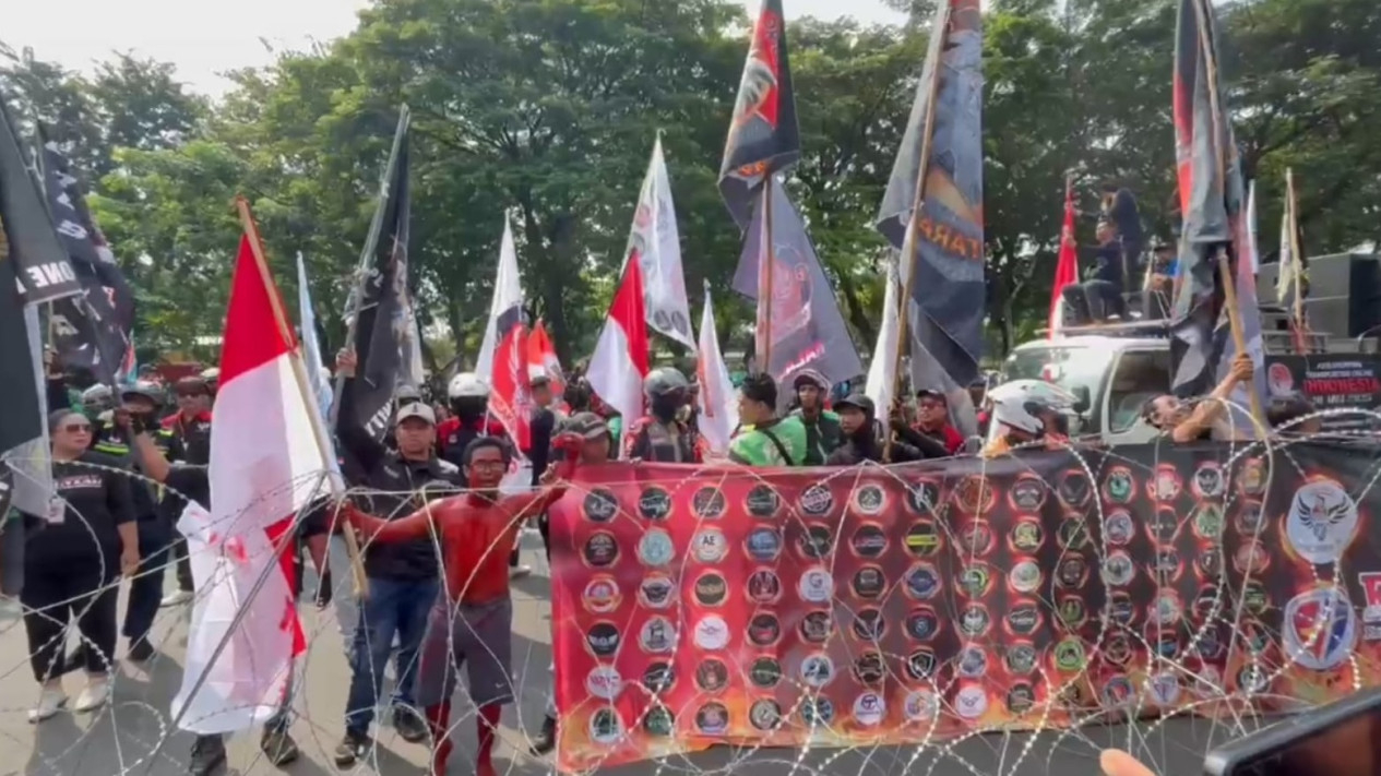 Massa Ojol berunjuk rasa di Surabaya.