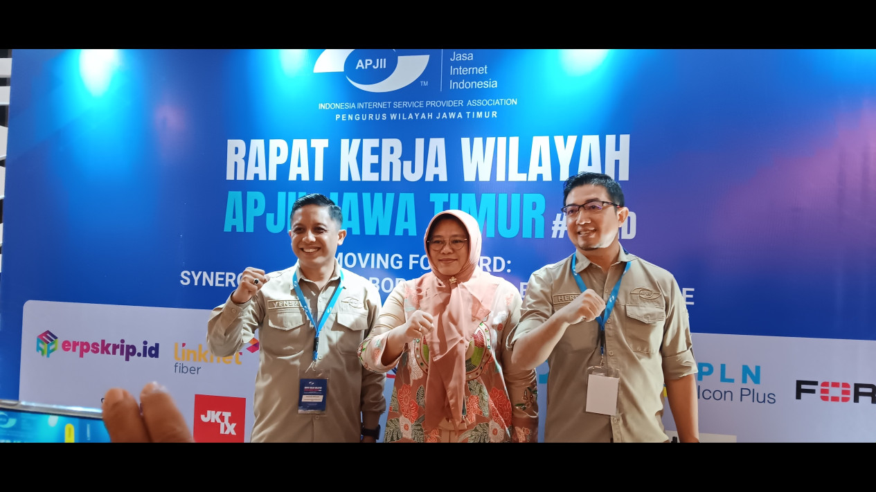 Foto Bersama Pengurus APJII Jatim dan Kadis Kominfo Jatim