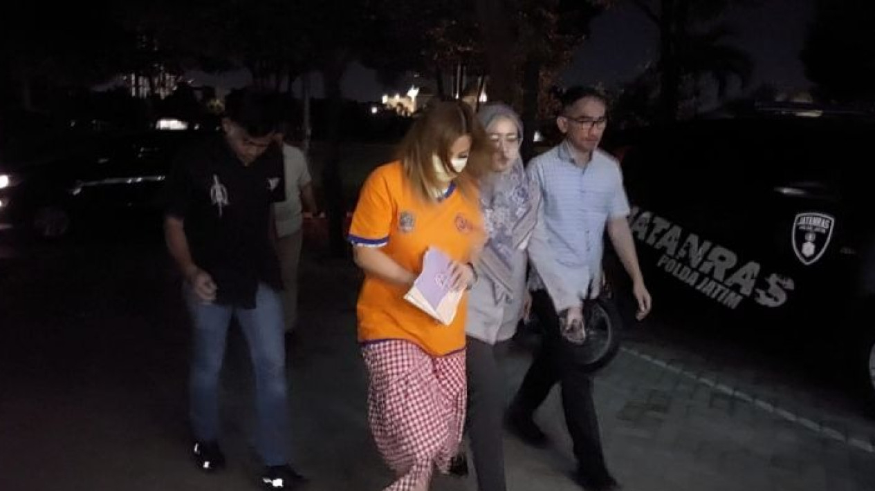 Pemilik CV Sentoso Seal, Jan Hwa Diana, mengenakan rompi tersangka digelandang petugas Polrestabes Surabaya.