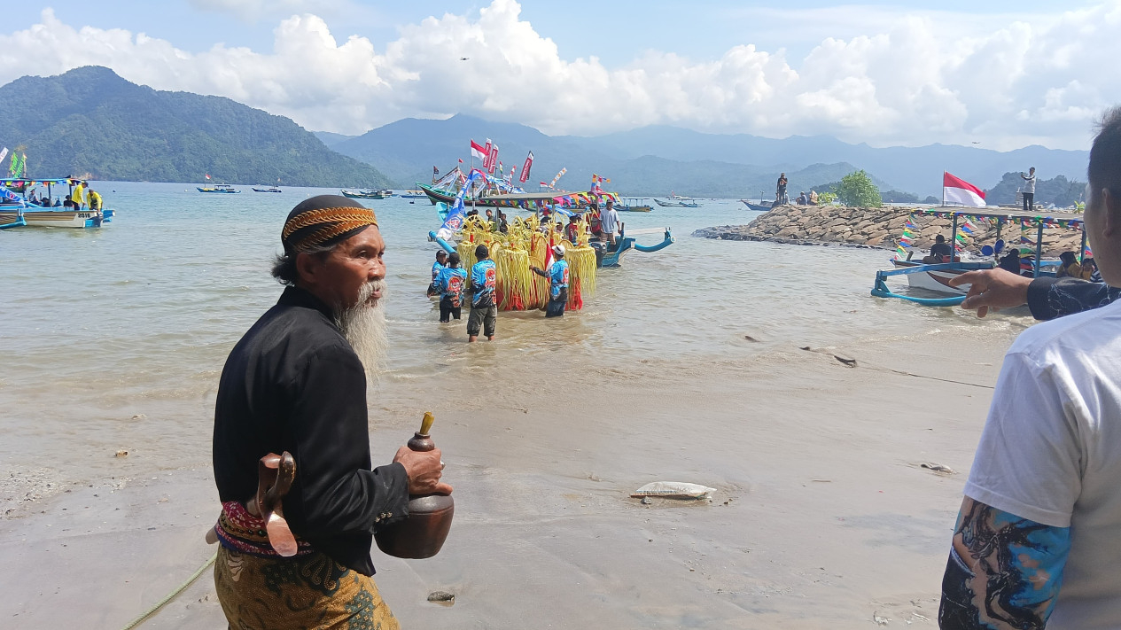Labuh Laut di Karanggongso Watulimo Trenggalek.