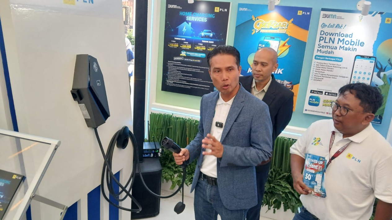 Ahmad Mustaqir di booth PLN IIMS 2025 Surabaya.