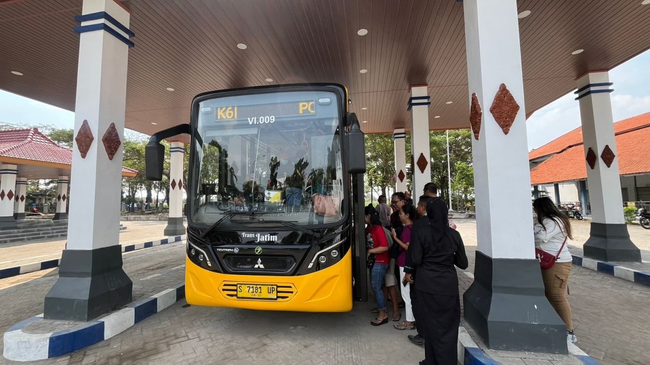 Bus Trans Jatim Mojokerto-Sidoarjo diserbu masyarakat