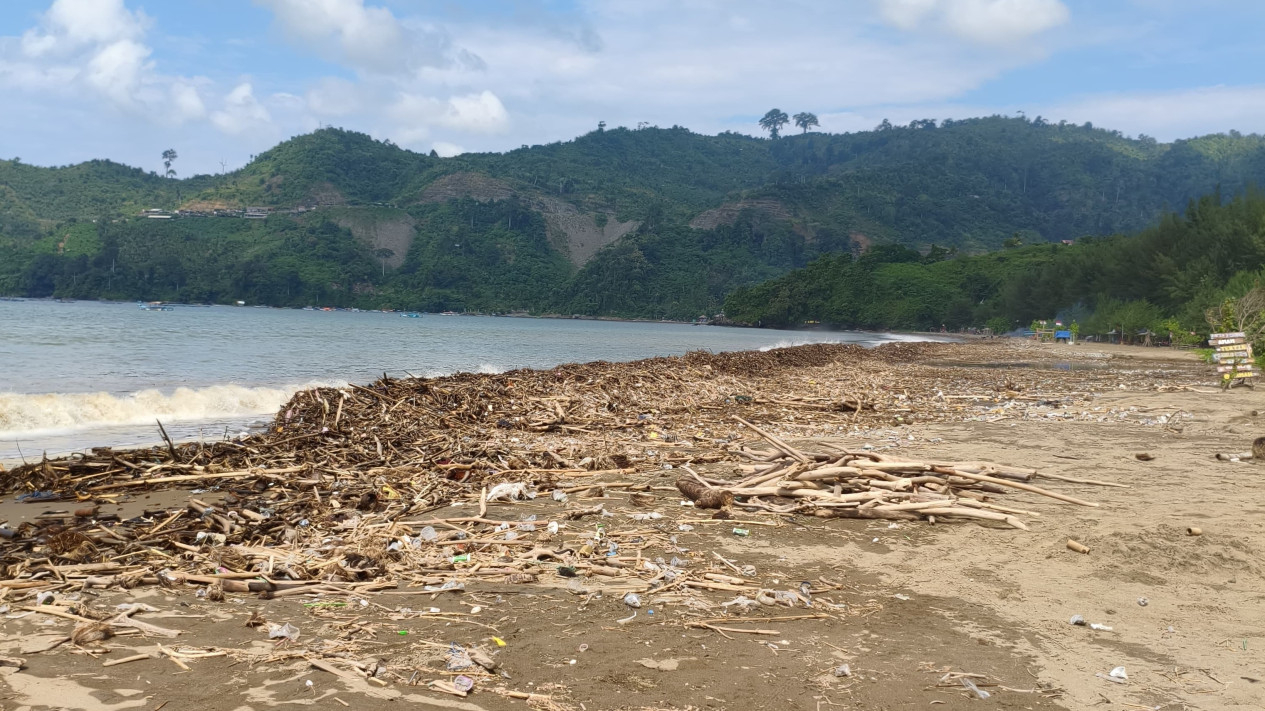 Kondisi Pantai Gemah dipenuhi sampah