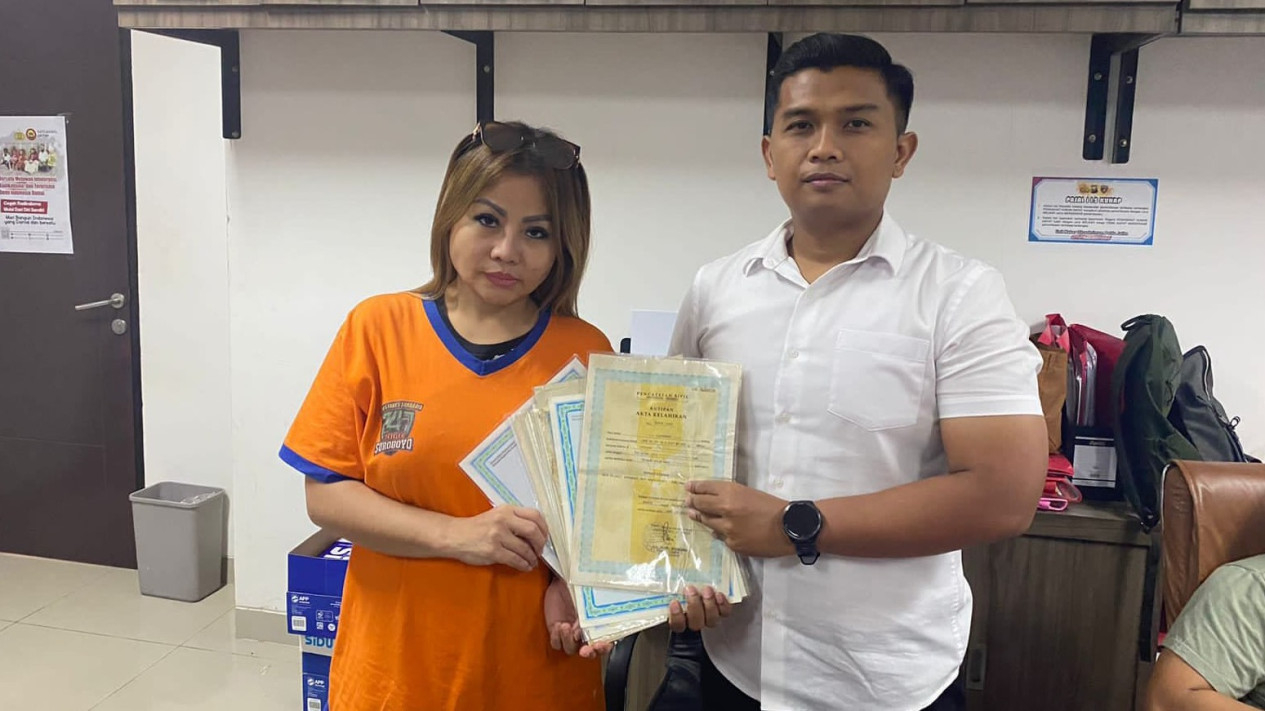 Diana serahkan ijazah kepada polisi.