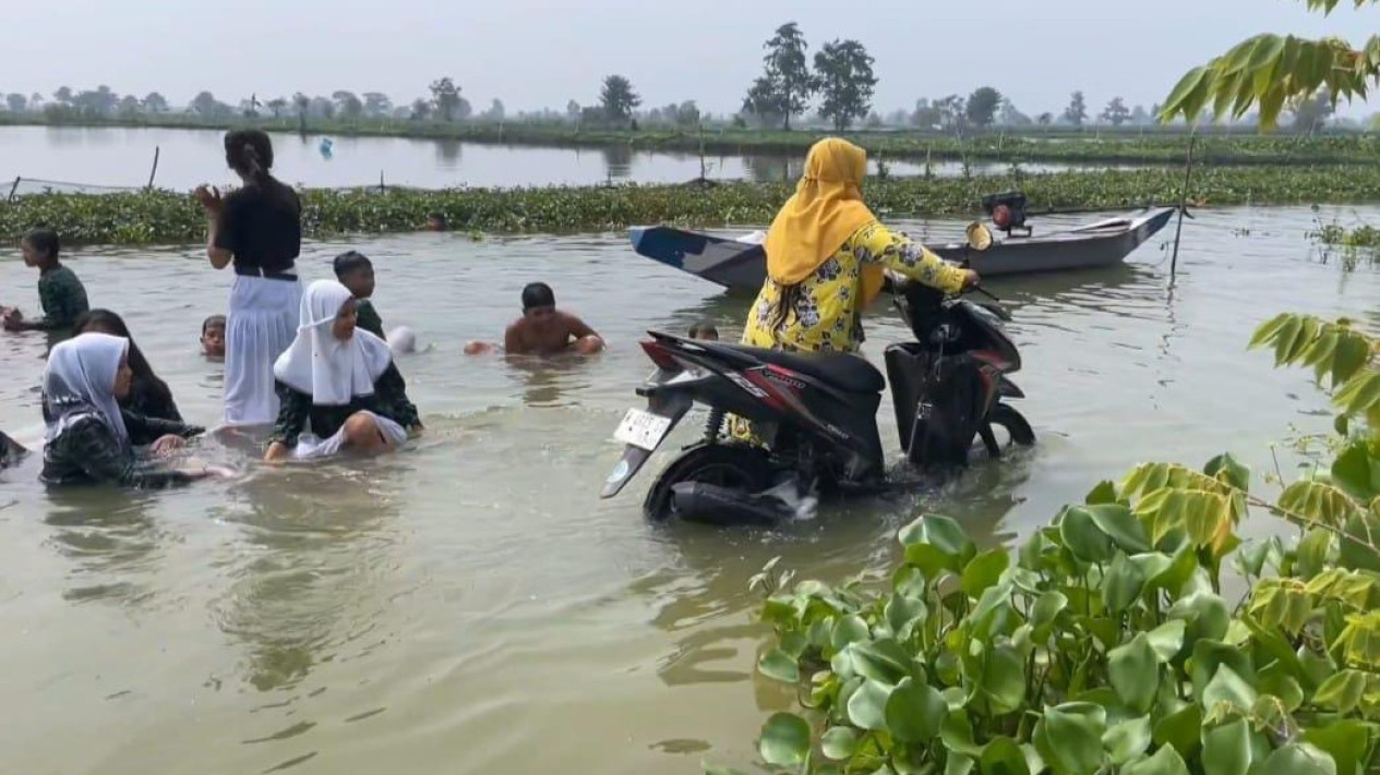 Warga mendorong motor akibat kebanjiran