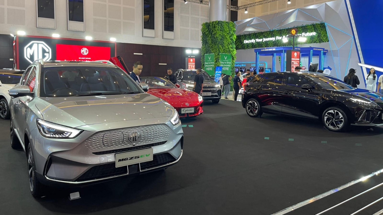 Mobil EV merek MG di IIMS Surabaya 2025.