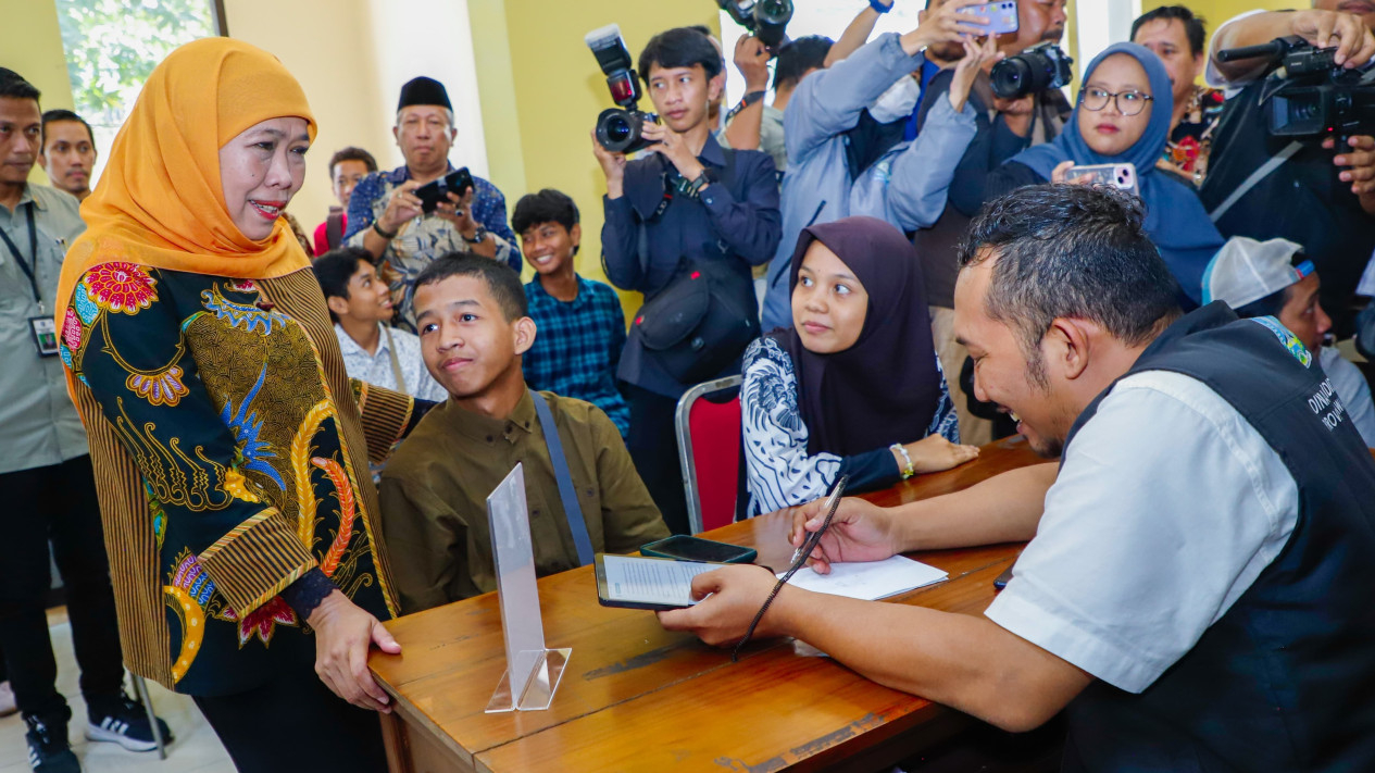 Gubernur Khofifah Tinjau Posko SPMB