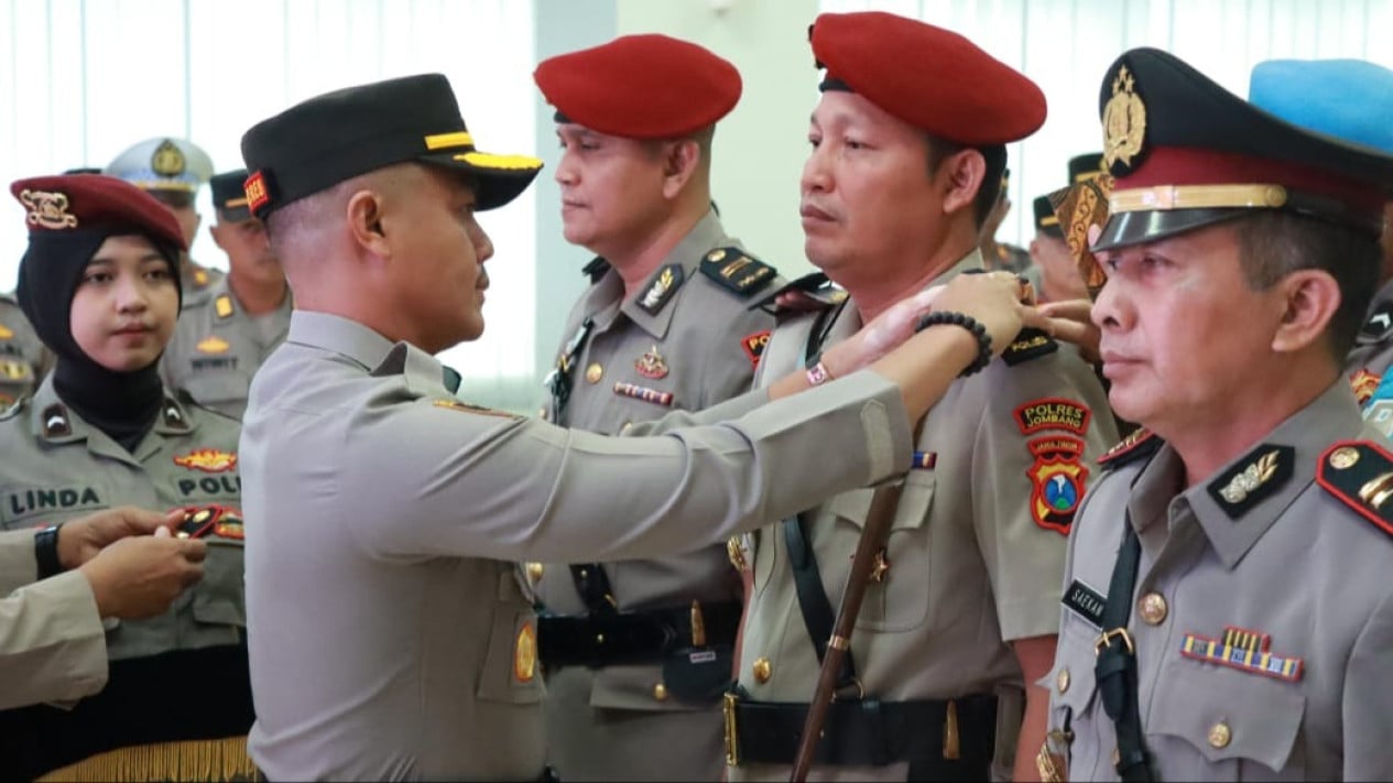 Rovan saat menyematkan tanda pangkat ke pundak pejabat baru.