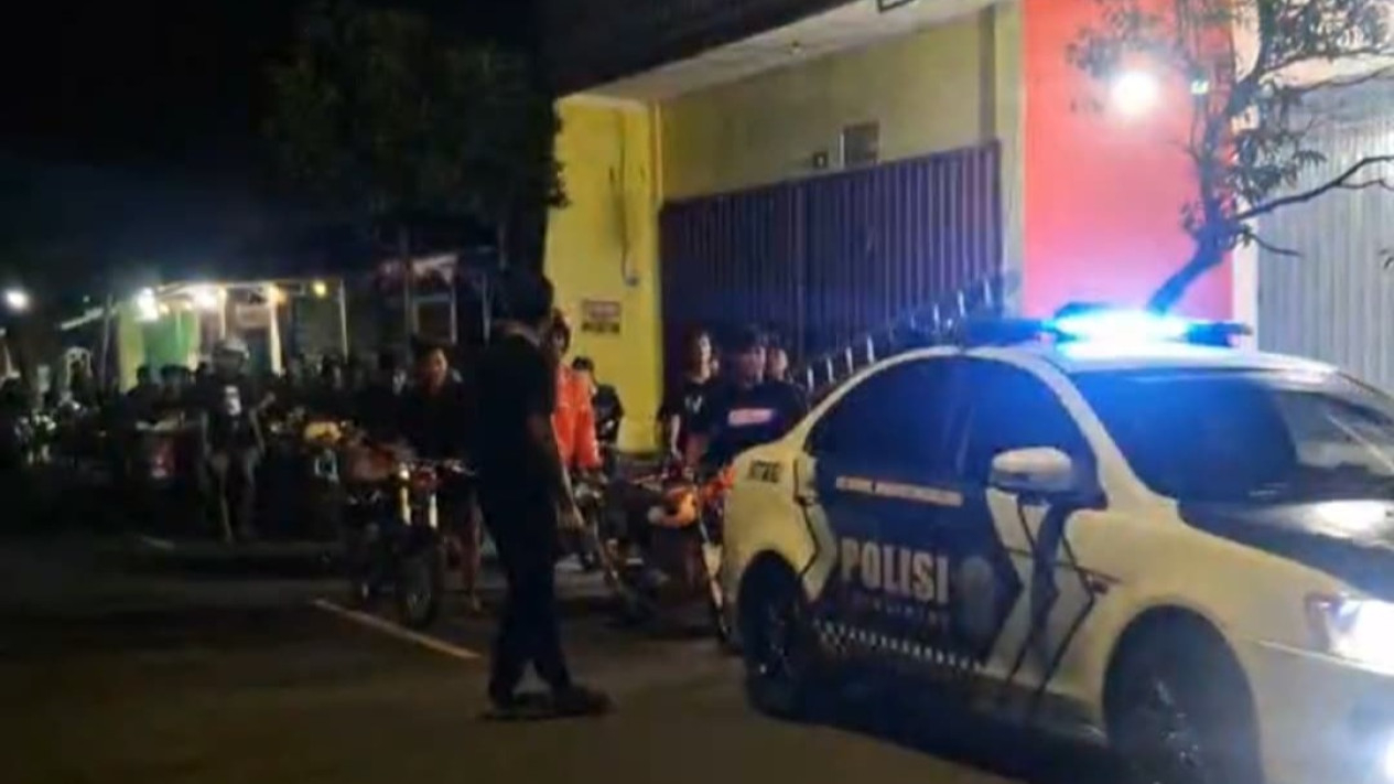 Polisi saat membubarkan aksi balap liar di Tuban